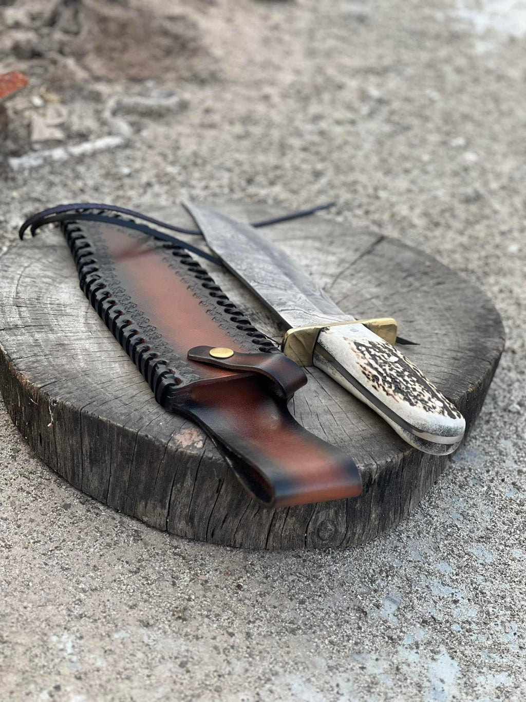 Deluxe Dundee Hunting Knife with Full Tang Damascus Steel Blade and Antler Handle