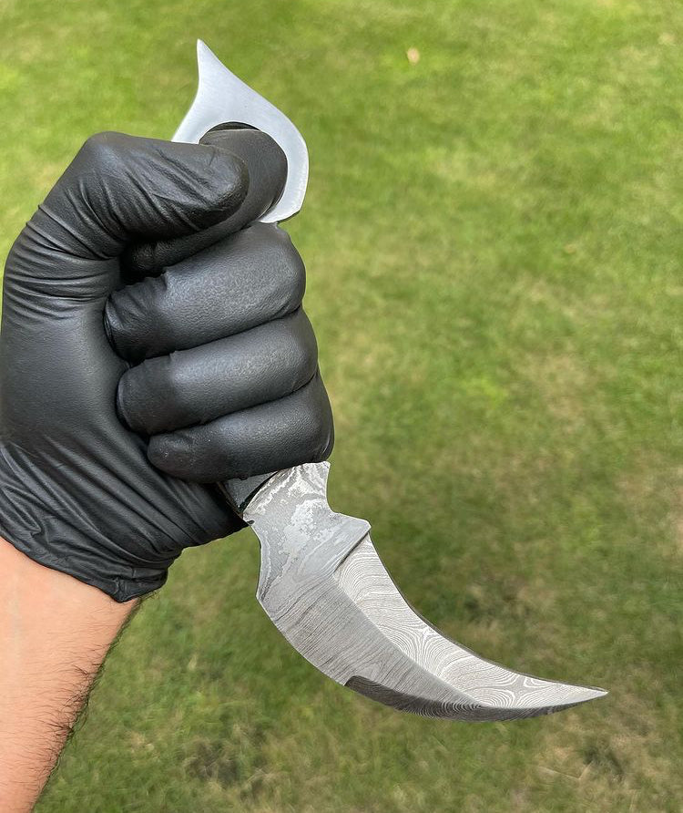Handmade Damascus steel karambit knife